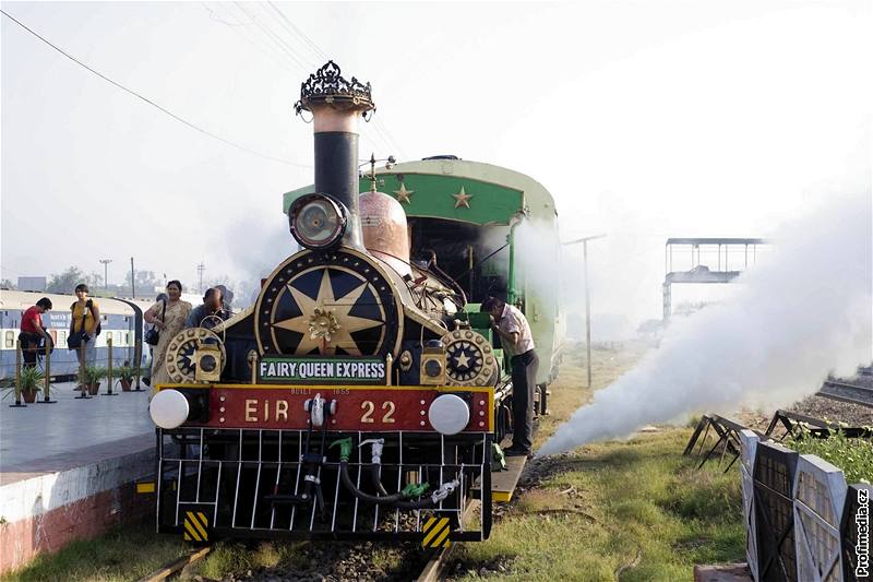 Fairy Queen, nejstarí pouívaná parní lokomotiva na svt, jezdí na pravidelné trase v Indii