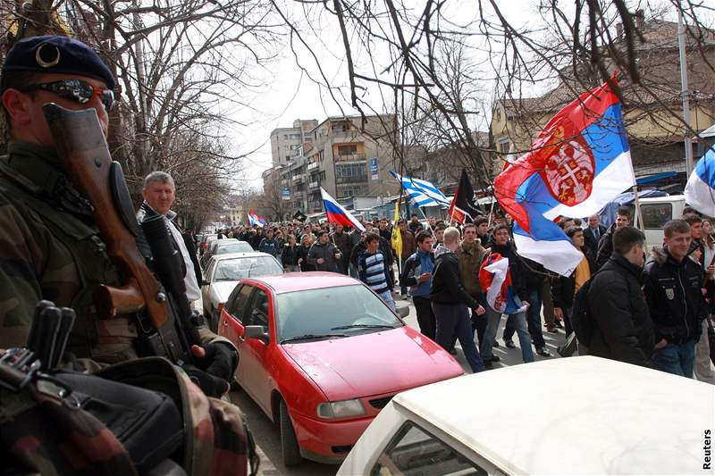 V Kosovské Mitrovici na severu Kosova vyly do ulic tisíce Srb (24. bezna 2009)