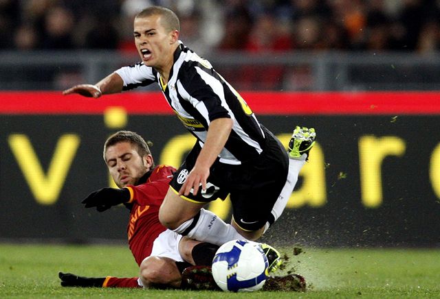 Pavel Nedvd (vpravo) se raduje s Del Pierem z gólu Juventusu.