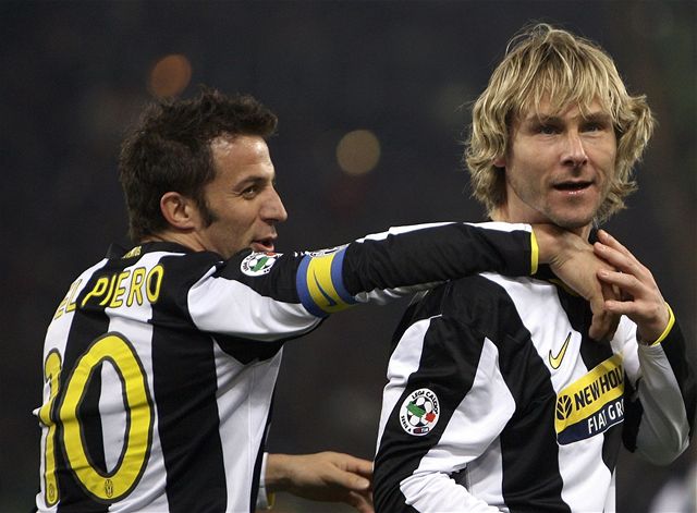Pavel Nedvd (vpravo) se raduje s Del Pierem z gólu Juventusu.