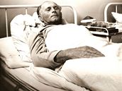 Duben 1973: Bohumil Hrabal v prask nemocnici po operaci. Prv pot  v dob rekonvalescence zaal pst vzpomnky na svoje dtstv v Brn.