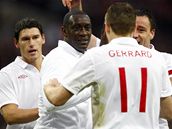 Anglie: Emile Heskey (druh zleva)