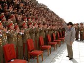 Kim ong-il se pi vojensk pehldce zdrav s vojky, kte by byli v ppad invaze v prvn linii