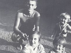 1932: Hrabal na zahrad u Kilin v Obanech. Vpravo jeho sestenice Eva