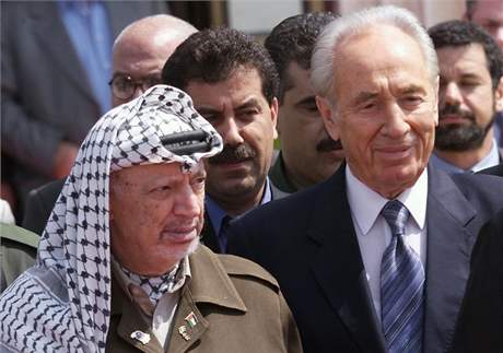 imon Peres a Jsir Arafat v roce 2001.