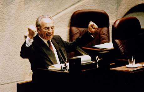 imon Peres v izraelskm Knesetu v z 1993 bhem hlasovn o pm s Palestinci.