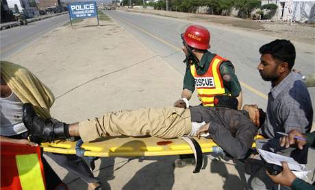 Zchrani penej zrannho policistu pot, co neznm ozbrojenci napadli policejn vcvikov centrum v Lhaur. (30. bezna 2009)