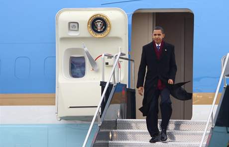 Barack Obama vystupuje z Air Force One