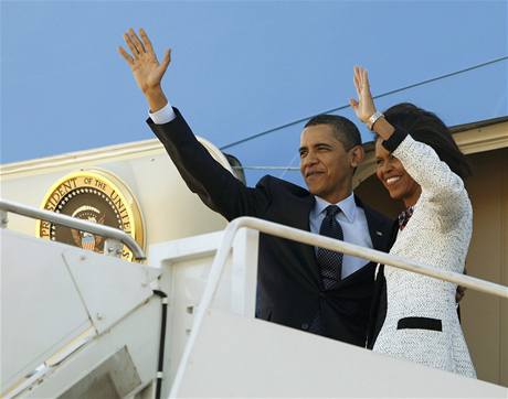 Barack Obama s manelkou Michelle ped odletem do Evropy (31. bezna 2009)