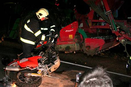 Tragick nehoda motocyklu a traktoru mezi Vlnovem a Uherskm Brodem (28.3.2009)