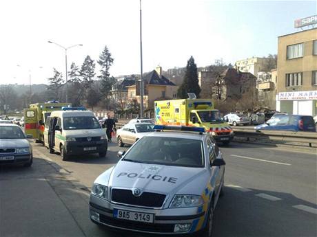 Policie a zchranka v prask ulici v Holeovikch, kde policie zastavila prchajc zlodje.