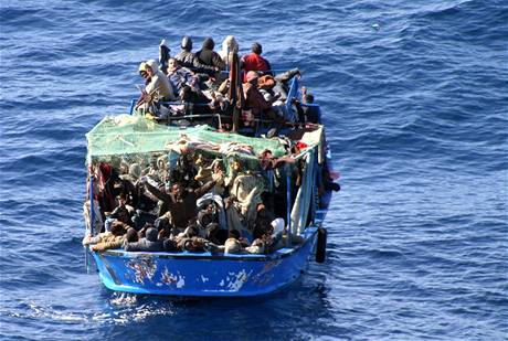 Lod peváející imigranty jsou asto petíené. Ilustraní foto