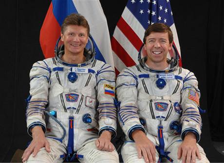 Gennadij Padalka (vlevo) a Michael Barratt se na oficiální fotografii usmívají, pi letu se ale musí potýkat s naízeními byrokrat. Jiný astronaut Michael Fincke ale ekl: Ve vesmíru není pro politiku místo.