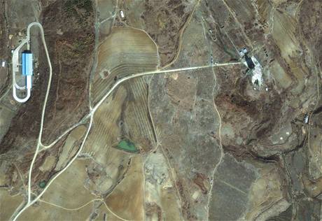 Severokorejská odpalovací rampa na satelitním snímku z 26. bezna. Tajné sluby tady zaznamenaly podezelé aktivity u ped nkolika týdny.