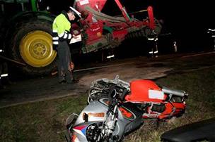 Tragická nehoda motocyklu a traktoru mezi Vlnovem a Uherským Brodem (28.3.2009)