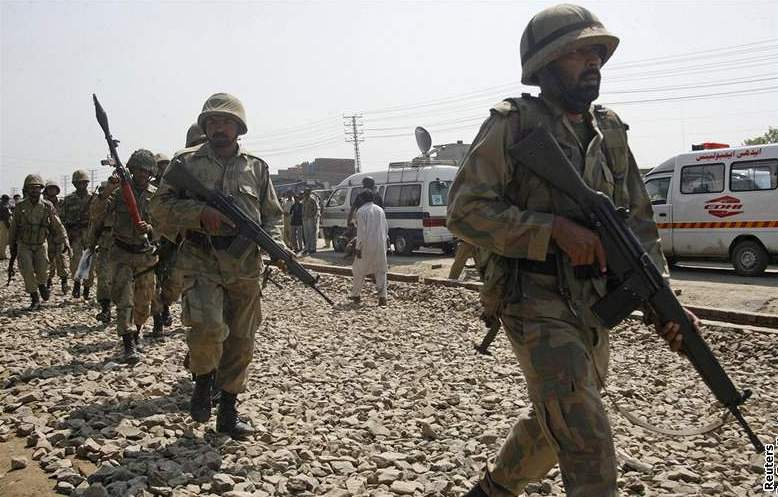 Pákistánské polovojenské jednotky smují k policejnímu tréninkovému centru v Láhaur, na které zaútoili ozbrojenci. (30. bezna 2009)