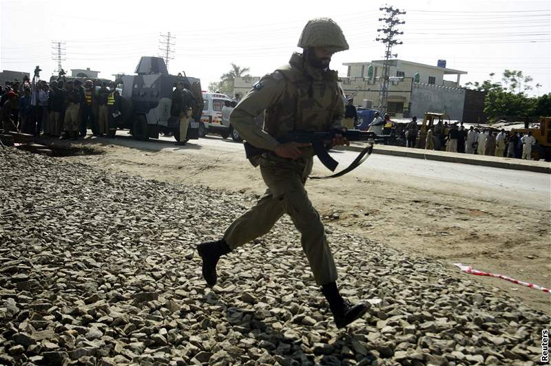 len polovojenských jednotek smuje k policejnímu výcvikovém centru v Láhaur, které pepadli ozbrojenci (30. bezen 2009)