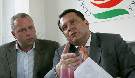 Pedseda SSD Jií Paroubek a jeho asistent Petr Benda.