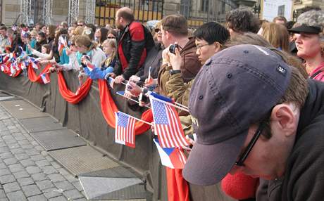 Lid ekajc na projev Baracka Obamy na Hradanskm nmst (5. dubna 2009)