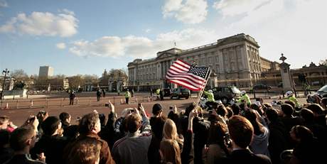 Barack Obama pijd na soukromou audienci do Buckinghamskho palce k britsk krlovn (1. dubna 2009)