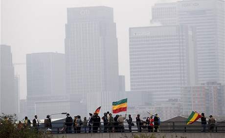 Prvod demonstrant smuje k centru Excel ve vchodnm Londn, kde zasedaj ldi zem skupiny G20. (2. dubna 2009)