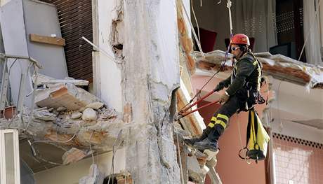 Italsk zchran v zemtesenm postienm mst Aquila.  (8. dubna 2009)