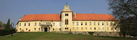 Zmek v Lomnici, o nej se soud Isabella Thienen-Sernyiov s Nrodnm pamtkovm stavem 