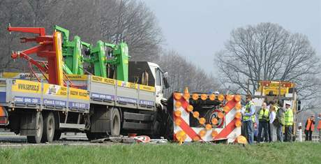 Nákladní vz narazil do skupiny zamstnanc správy silnic