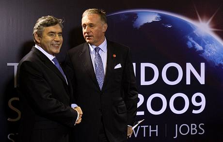 Britský premiér Gordon Brown vítá Mirka Topolánka na summitu G20 v Londýn (2. dubna 2009)