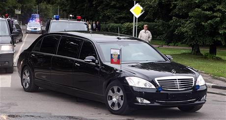 Na summit G20 pijede v novém superaut ZiL, tvrdil list Moscow Times. Ve skutenosti ruský prezident Dimitrij Medvedv vyuívá nmeckou limuzínu Mercedes.