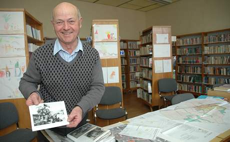 Starosta Popic Josef Urbnek nad historickou fotografi z roku 1950. Soudruzi rozorvali meze s velkou slvou a traktory zdobily transparenty.