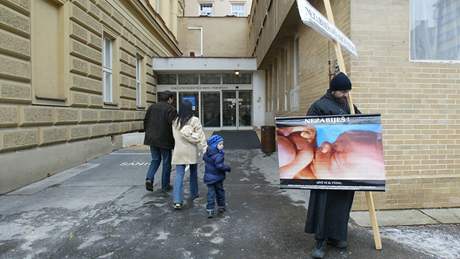 Libor Halk protestuje ped porodnic na Obilnm trhu proti potratm