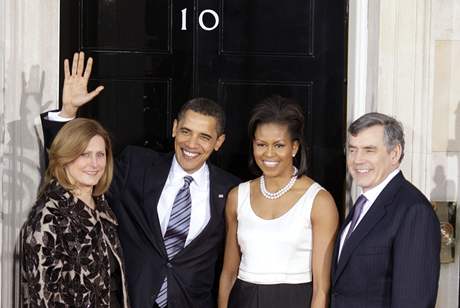 Barack Obama a Gordon Brown s manelkami ped vee v Downing Street slo 10