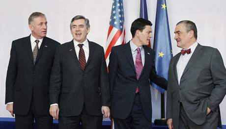 Mirek Topolánek, Gordon Brown, David Miliband a Karel Schwarzenberg bhem praského summitu EU-USA.
