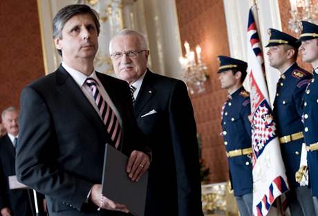 Jan Fischer se s prezidentem v uplynulých dnech seel u podruhé. Poprvé pi jmenování premiérem (na snímku).