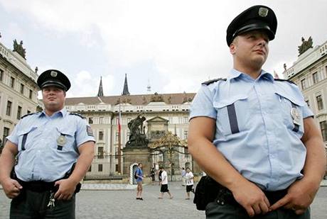 Policie steí Hradany.