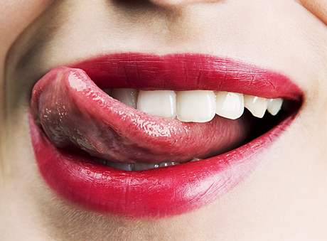Barevný odstín zub je dán prhledností skloviny. (Ilustraní fotografie.)
