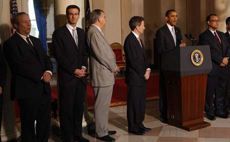 Poradce Baracka Obamy Lawrence Summers (první z leva)
