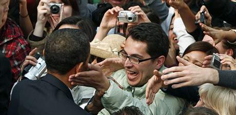 Jaroslav Suchý zachycený v okamiku, kdy hladil prezidenta Baracka Obamu. (5. dubna 2009)