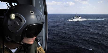 Oblast Adenského zálivu kontrolují kvli pirátm lod nkolika stát