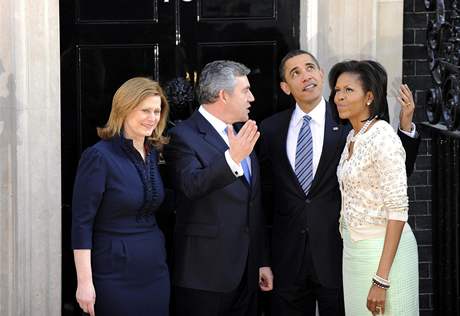 Obama jako spasitel. Nejen britský premiér Brown tajn doufá, e Obama vechno njak vyeí...