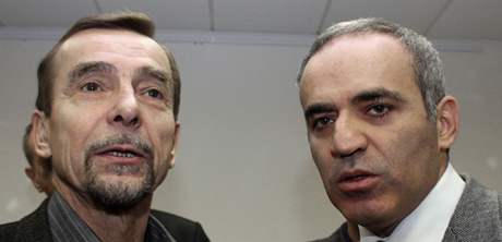 Lev Ponomarjov (vlevo) z ruského hnutí Za lidská práva s Garrym Kasparovem