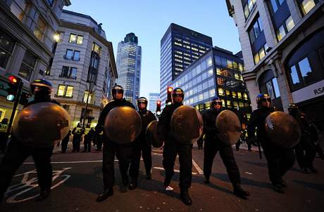 V ulicích Londýna demonstrovaly tisíce lidí kvli summitu G20 (2. dubna 2009)