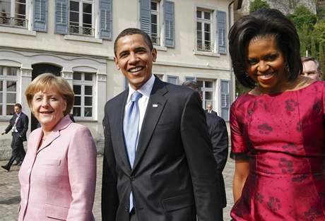Barack Obama se svou manelkou Michelle a nmeckou kanclékou Angelou Merkelovou