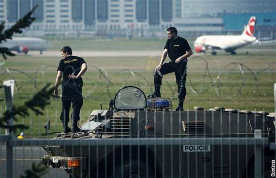 Loskou návtvu Obamy v Praze hlídala policie na ruzyském letiti i s obrnným transportérem. Ilustraní foto