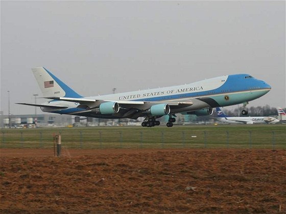 Pistání Air Force One na letiti v Ruzyni pi loské návtv prezidenta Obamy