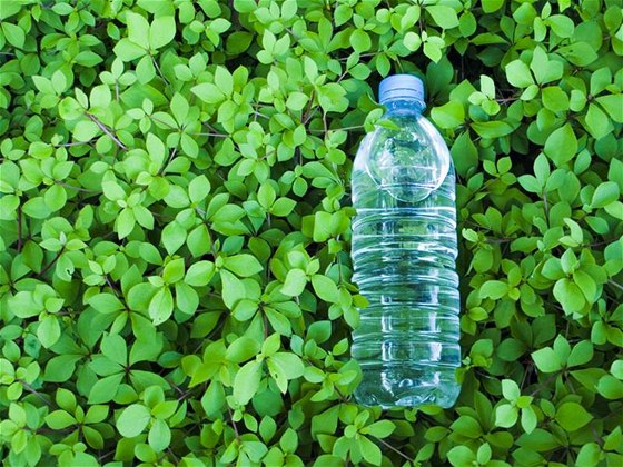 Plastové láhve lze vyuít i na zahrad.