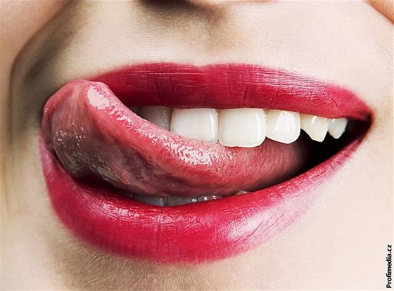 Barevný odstín zub je dán prhledností skloviny. (Ilustraní fotografie.)