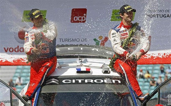 Sébastien Loeb (vpravo) a jeho spolujezdec Daniel Elena slaví triumf v Portugalské rallye