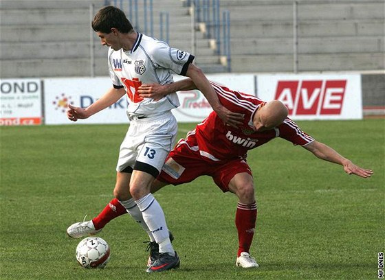 Ústí nad Labem- Dukla Praha: hostující Patrik Gedeon (vpravo) atakuje Tomáe Pilíka